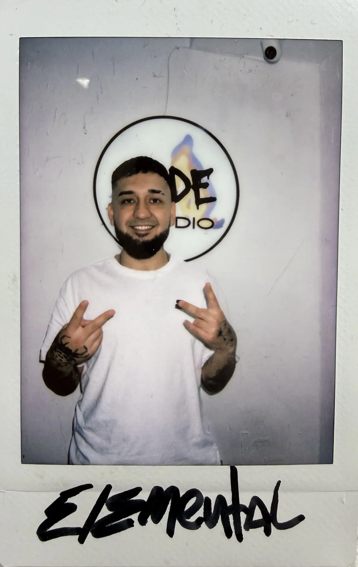 Polaroid de Elemental en Fade Studio, firmada a mano