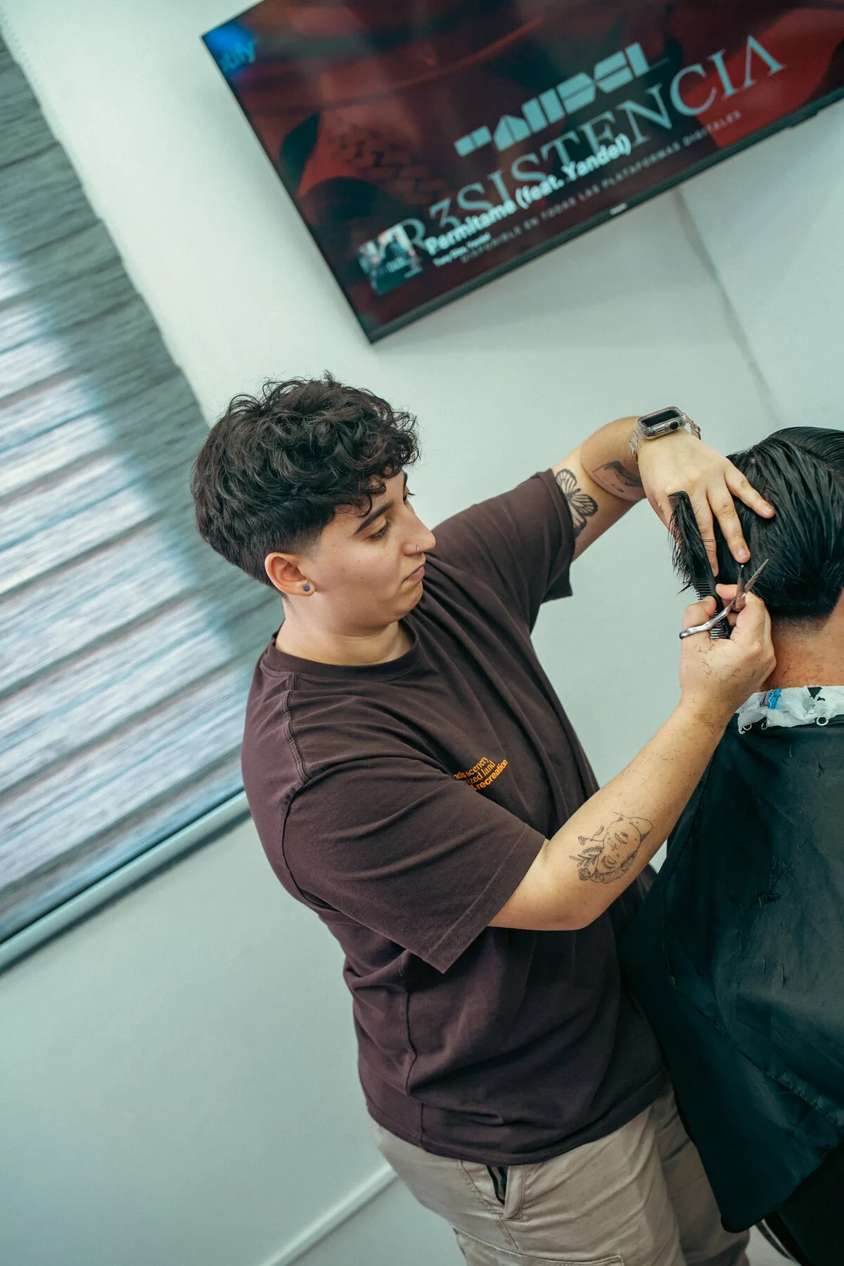 Ina cortando el pelo en Fade Studio
